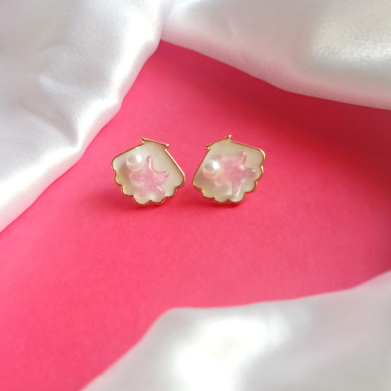 Ocean's Embrace Starfish Pearl Earrings, Gold-Accented Seashell Design, Lightweight and stylish (pink)