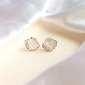 Ocean's Embrace Starfish Pearl Earrings, Gold-Accented Seashell Design, Lightweight and stylish (white)